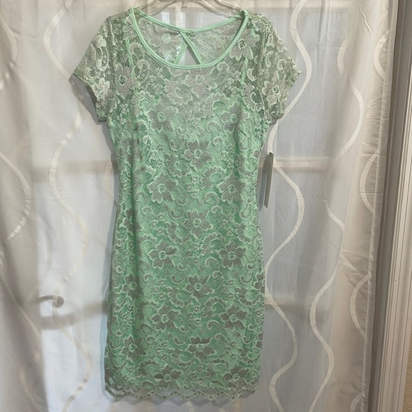 Almost Famous Light Green Short Sleeve Keyhole Back Lace Dress Size L (Juniors) - Picture 1 of 7